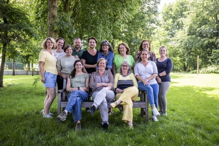 Teamfoto van leerkrachten in de tuin van Leerexpert Kokoen.