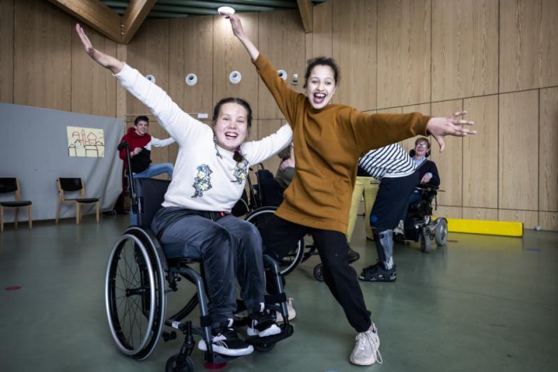 2 meisjes poseren uitgelaten tijdens dansles in de turnzaal van Leerexpert Kokoen